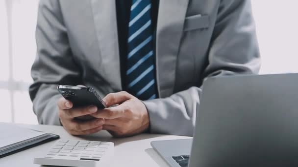 Affärsman Använder Smartphone Arbetsplatsen Kontoret — Stockvideo