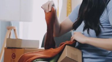 Paket hazırlayan Asyalı kadın.