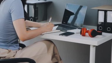 Genç kadın ofiste dijital tablet kullanma
