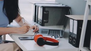 Genç kız öğrenci evde çalışırken bilgisayar kullanıyor.