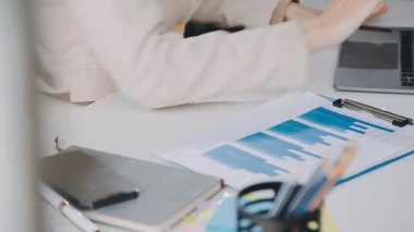 Ofisteki genç bayan.