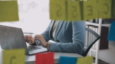bir dizüstü bilgisayarda yazarak iş kadını