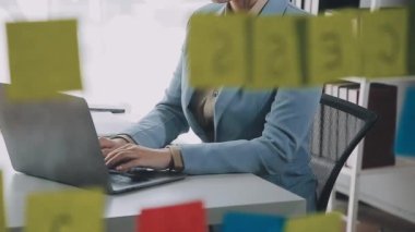 Ofiste dizüstü bilgisayar kullanan bir iş kadını. İş kadını dizüstü bilgisayarda çalışıyor.