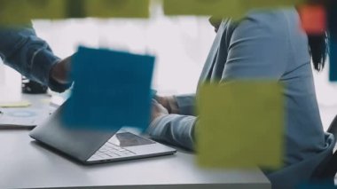 Projede çalışan genç işadamı