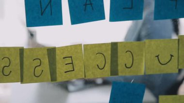Tahtaya yapışkan notlar, not konsepti.