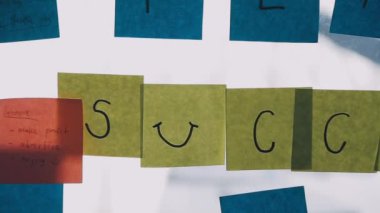 Yapışkan notlar ve kelime mantar tahtada metin başarısı ile.