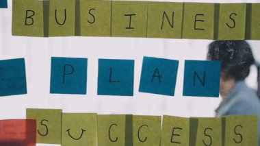 iş planı metni masadaki çıkartmaya yazıldı.