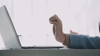 genç kadın bir dizüstü bilgisayarda yazarak