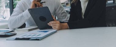 Modern dizüstü bilgisayarla gelir tabloları ve grafiklerini analiz eden iş ekibini kapatın. İş analizi ve strateji kavramı.