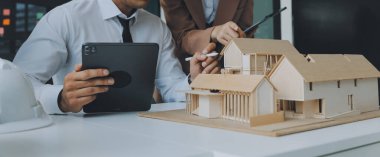 Modellik ve planlama alanında ortaklık ve mühendislik araçlarıyla çalışmak üzere proje için mühendis veya mimar toplantısının inşaat ve yapı konsepti, her iki şirket için de sözleşme.