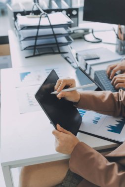 Toplantı odasında birlikte çalışan iş adamları, takım çalışması arka plan çizelgeleri ve grafikler, çift pozlama başarılı takım çalışması, iş planlama konsepti.