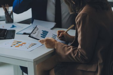 Toplantı odasında birlikte çalışan iş adamları, takım çalışması arka plan çizelgeleri ve grafikler, çift pozlama başarılı takım çalışması, iş planlama konsepti.