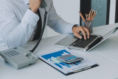 Modern dizüstü bilgisayarla gelir tabloları ve grafiklerini analiz eden iş ekibini kapatın. İş analizi ve strateji kavramı.