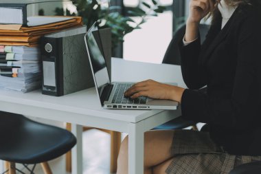 Modern dizüstü bilgisayarla gelir tabloları ve grafiklerini analiz eden iş ekibini kapatın. İş analizi ve strateji kavramı.