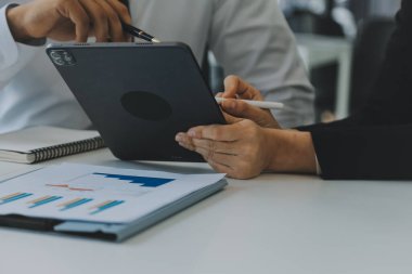 Modern dizüstü bilgisayarla gelir tabloları ve grafiklerini analiz eden iş ekibini kapatın. İş analizi ve strateji kavramı.