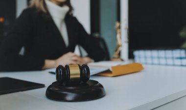 Yargıç Gavin ve Adalet Avukatları 'nın arka plandaki hukuk firmasında takım toplantısı var. Hukuk kavramları.
