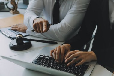Yargıç Gavin ve Adalet Avukatları 'nın arka plandaki hukuk firmasında takım toplantısı var. Hukuk kavramları.