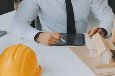 Modellik ve planlama alanında ortaklık ve mühendislik araçlarıyla çalışmak üzere proje için mühendis veya mimar toplantısının inşaat ve yapı konsepti, her iki şirket için de sözleşme.