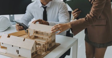 Modellik ve planlama alanında ortaklık ve mühendislik araçlarıyla çalışmak üzere proje için mühendis veya mimar toplantısının inşaat ve yapı konsepti, her iki şirket için de sözleşme.