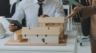 Modellik ve planlama alanında ortaklık ve mühendislik araçlarıyla çalışmak üzere proje için mühendis veya mimar toplantısının inşaat ve yapı konsepti, her iki şirket için de sözleşme.