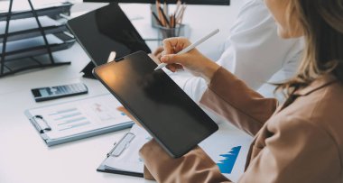 Toplantı odasında birlikte çalışan iş adamları, takım çalışması arka plan çizelgeleri ve grafikler, çift pozlama başarılı takım çalışması, iş planlama konsepti.