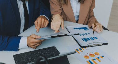 Toplantı odasında birlikte çalışan iş adamları, takım çalışması arka plan çizelgeleri ve grafikler, çift pozlama başarılı takım çalışması, iş planlama konsepti.