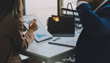 Toplantı odasında birlikte çalışan iş adamları, takım çalışması arka plan çizelgeleri ve grafikler, çift pozlama başarılı takım çalışması, iş planlama konsepti.