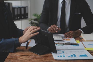 Toplantı odasında birlikte çalışan iş adamları, takım çalışması arka plan çizelgeleri ve grafikler, çift pozlama başarılı takım çalışması, iş planlama konsepti.