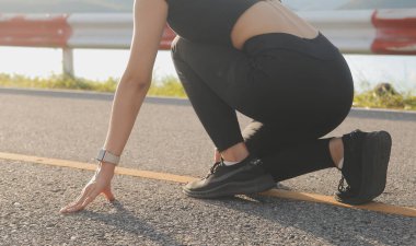 günbatımı sırasında çalışan kırsal bir yolda genç bayan