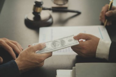 Avukat, hukuk danışmanı, iş adamı anlaşmanın ayrıntıları hakkında beyin fırtınası yapan iş adamı. Sözleşme belgelerindeki doğruluk için yasal işlem defterlerindeki iş sözleşmeleri. ortak mali yatırım.