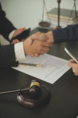 Avukat, hukuk danışmanı, iş adamı anlaşmanın ayrıntıları hakkında beyin fırtınası yapan iş adamı. Sözleşme belgelerindeki doğruluk için yasal işlem defterlerindeki iş sözleşmeleri. ortak mali yatırım.
