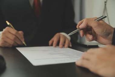 Avukat, hukuk danışmanı, iş adamı anlaşmanın ayrıntıları hakkında beyin fırtınası yapan iş adamı. Sözleşme belgelerindeki doğruluk için yasal işlem defterlerindeki iş sözleşmeleri. ortak mali yatırım.