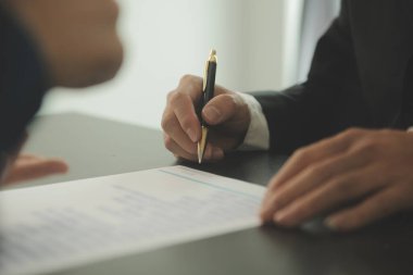 Avukat, hukuk danışmanı, iş adamı anlaşmanın ayrıntıları hakkında beyin fırtınası yapan iş adamı. Sözleşme belgelerindeki doğruluk için yasal işlem defterlerindeki iş sözleşmeleri. ortak mali yatırım.