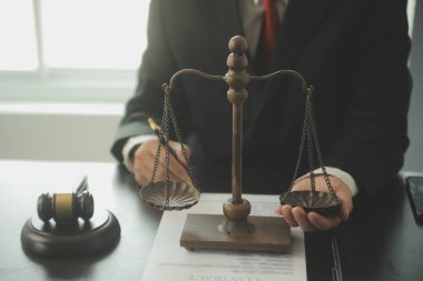 Avukat, hukuk danışmanı, iş adamı anlaşmanın ayrıntıları hakkında beyin fırtınası yapan iş adamı. Sözleşme belgelerindeki doğruluk için yasal işlem defterlerindeki iş sözleşmeleri. ortak mali yatırım.