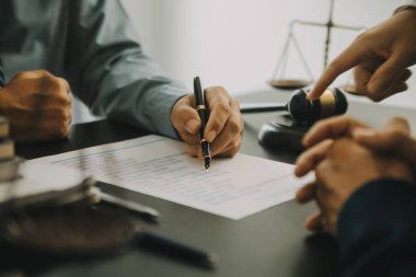Adalet ve hukuk kavramı. Hukuk Müşaviri tokmak ve yasal hukuk veya yasal ile imzalanmış bir sözleşme istemciye sunar arka planda hukuk firmasında takım toplantısı