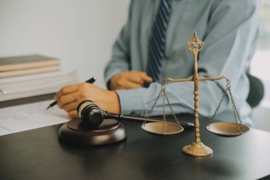 Adalet ve hukuk kavramı. Hukuk Müşaviri tokmak ve yasal hukuk veya yasal ile imzalanmış bir sözleşme istemciye sunar arka planda hukuk firmasında takım toplantısı