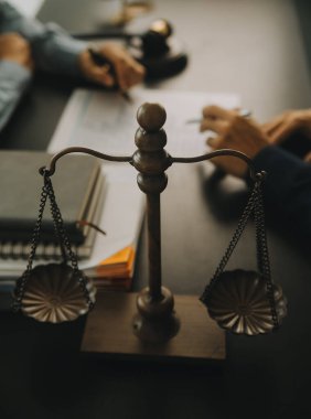 Adalet ve hukuk kavramı. Hukuk Müşaviri tokmak ve yasal hukuk veya yasal ile imzalanmış bir sözleşme istemciye sunar arka planda hukuk firmasında takım toplantısı