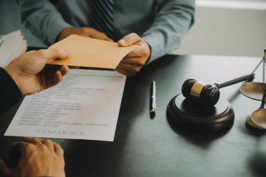 Adalet ve hukuk kavramı. Hukuk Müşaviri tokmak ve yasal hukuk veya yasal ile imzalanmış bir sözleşme istemciye sunar arka planda hukuk firmasında takım toplantısı