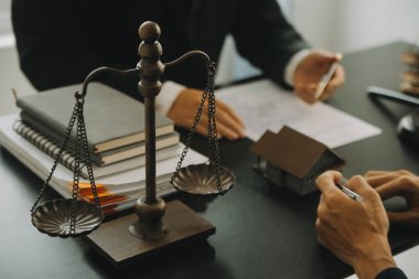 Adalet ve hukuk kavramı. Hukuk Müşaviri tokmak ve yasal hukuk veya yasal ile imzalanmış bir sözleşme istemciye sunar arka planda hukuk firmasında takım toplantısı