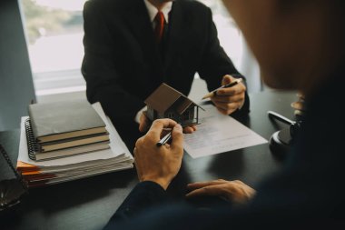 Adalet ve hukuk kavramı. Hukuk Müşaviri tokmak ve yasal hukuk veya yasal ile imzalanmış bir sözleşme istemciye sunar arka planda hukuk firmasında takım toplantısı