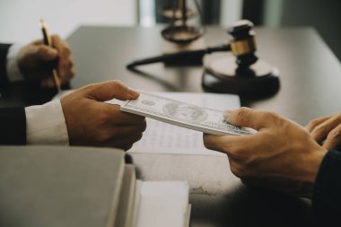 Adalet ve hukuk kavramı. Hukuk Müşaviri tokmak ve yasal hukuk veya yasal ile imzalanmış bir sözleşme istemciye sunar arka planda hukuk firmasında takım toplantısı
