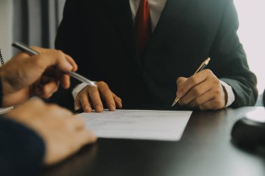 Adalet ve hukuk kavramı. Hukuk Müşaviri tokmak ve yasal hukuk veya yasal ile imzalanmış bir sözleşme istemciye sunar arka planda hukuk firmasında takım toplantısı