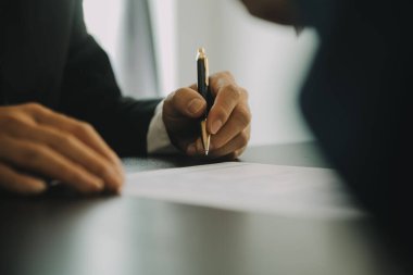 Adalet ve hukuk kavramı. Hukuk Müşaviri tokmak ve yasal hukuk veya yasal ile imzalanmış bir sözleşme istemciye sunar arka planda hukuk firmasında takım toplantısı