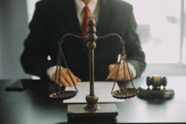 Adalet ve hukuk kavramı. Hukuk Müşaviri tokmak ve yasal hukuk veya yasal ile imzalanmış bir sözleşme istemciye sunar arka planda hukuk firmasında takım toplantısı