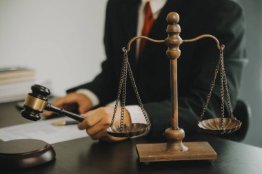 Adalet ve hukuk kavramı. Hukuk Müşaviri tokmak ve yasal hukuk veya yasal ile imzalanmış bir sözleşme istemciye sunar arka planda hukuk firmasında takım toplantısı