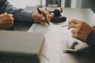 İşletme ve avukatlar ofiste yüksek rütbeli avukatlarla sözleşme belgelerini tartışıyorlar. Hukuk, hukuk hizmetleri, danışmanlık, adalet ve hukuk konsepti film tahıl etkisi ile resim