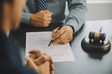 İşletme ve avukatlar ofiste yüksek rütbeli avukatlarla sözleşme belgelerini tartışıyorlar. Hukuk, hukuk hizmetleri, danışmanlık, adalet ve hukuk konsepti film tahıl etkisi ile resim
