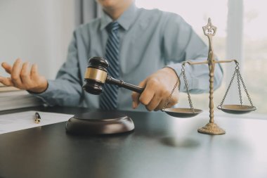 İşletme ve avukatlar ofiste yüksek rütbeli avukatlarla sözleşme belgelerini tartışıyorlar. Hukuk, hukuk hizmetleri, danışmanlık, adalet ve hukuk konsepti film tahıl etkisi ile resim