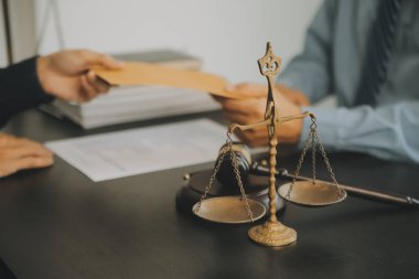 İşletme ve avukatlar ofiste yüksek rütbeli avukatlarla sözleşme belgelerini tartışıyorlar. Hukuk, hukuk hizmetleri, danışmanlık, adalet ve hukuk konsepti film tahıl etkisi ile resim