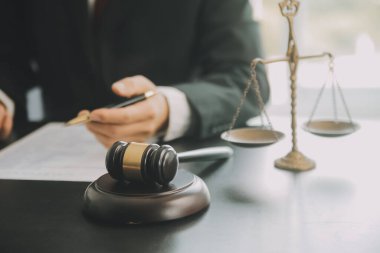 İşletme ve avukatlar ofiste yüksek rütbeli avukatlarla sözleşme belgelerini tartışıyorlar. Hukuk, hukuk hizmetleri, danışmanlık, adalet ve hukuk konsepti film tahıl etkisi ile resim